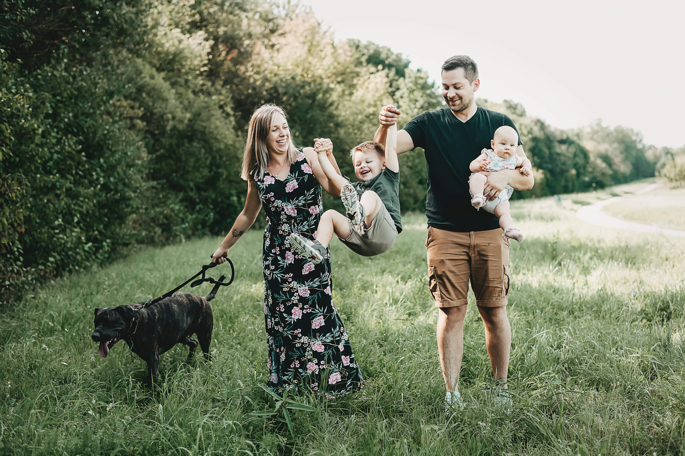 Familie mit Kind und Hund auf einer Wiese. Familienfotografie Wetterau