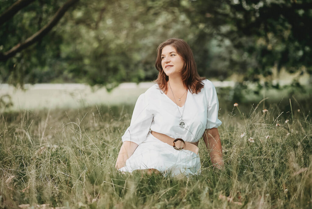 Frau im weißen Kleid auf einer Wiese. Familienfotografie Wetterau