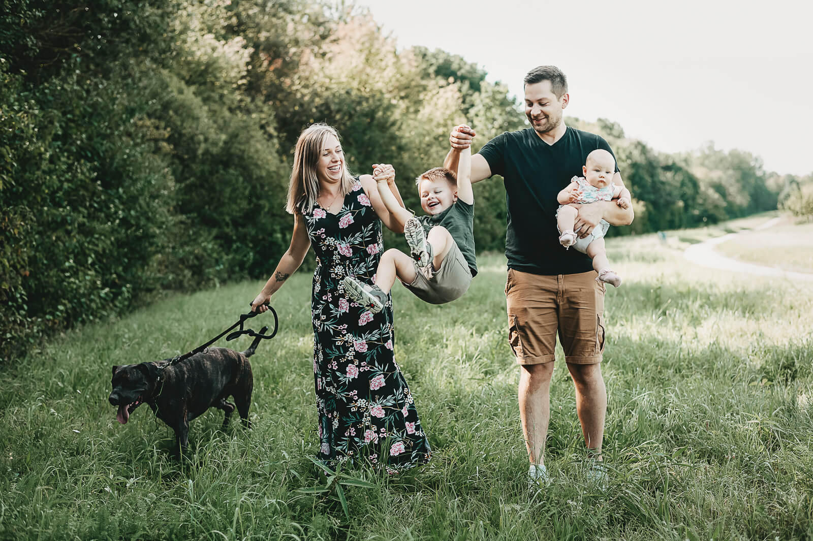 Familie mit Kind und Hund auf einer Wiese. Familienfotografie Wetterau
