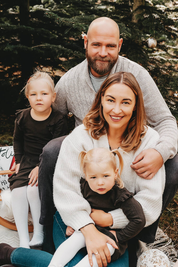 Familie beim Weihnachtsshooting im Tannenwald. Familienfotografie Wetterau
