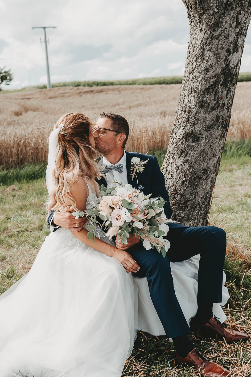 Hochzeitspaar küsst sich.