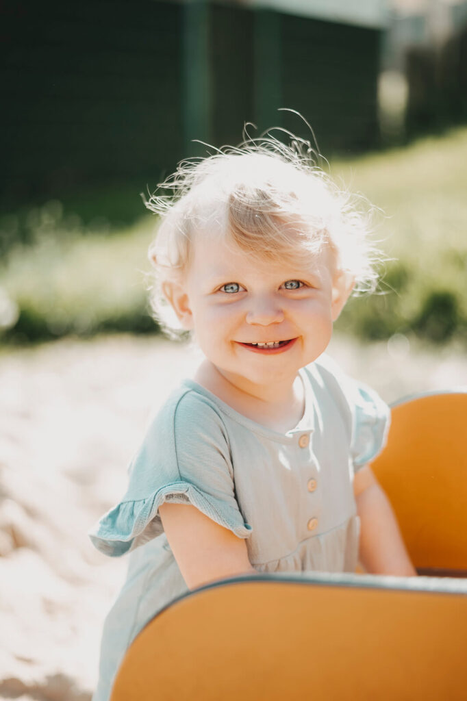 Kleinkind steht an einer Rutsche