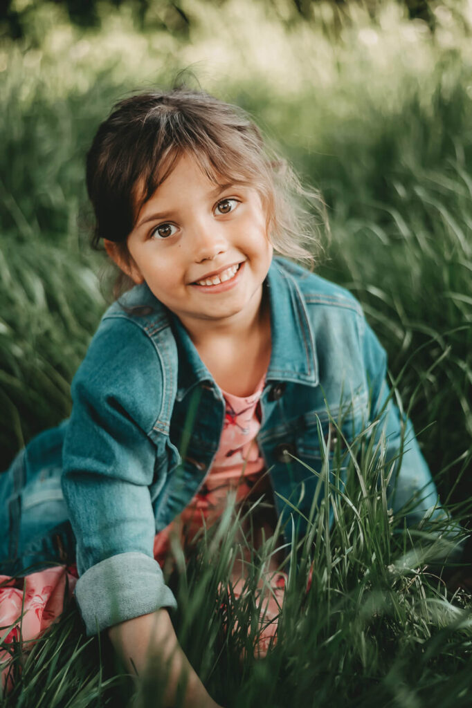 Kindergarten Kind auf einer Wiese.